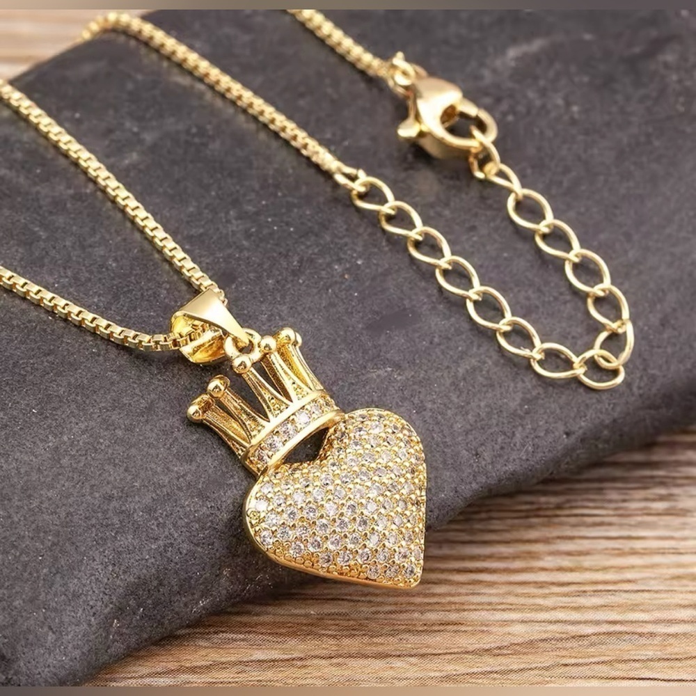18K Gold Heart & Crown Pendant Necklace With Pave Diamond Inlay - Picture 14 of 14